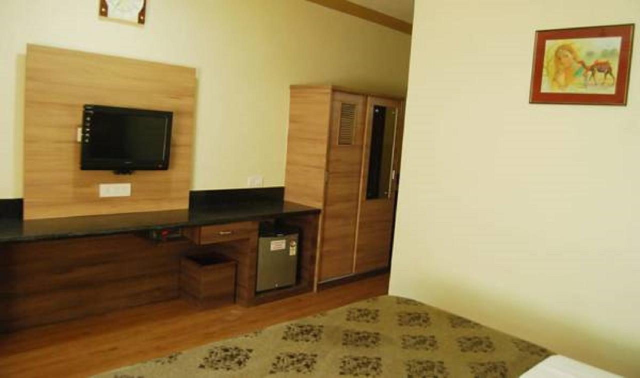 Hotel Savera Palace Mount Abu Esterno foto
