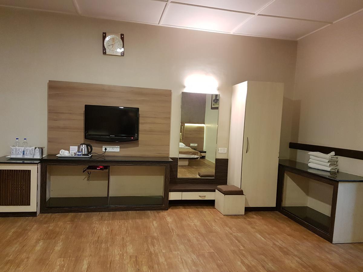 Hotel Savera Palace Mount Abu Esterno foto
