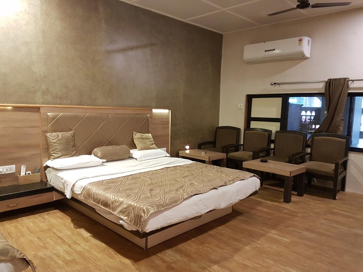 Hotel Savera Palace Mount Abu Esterno foto