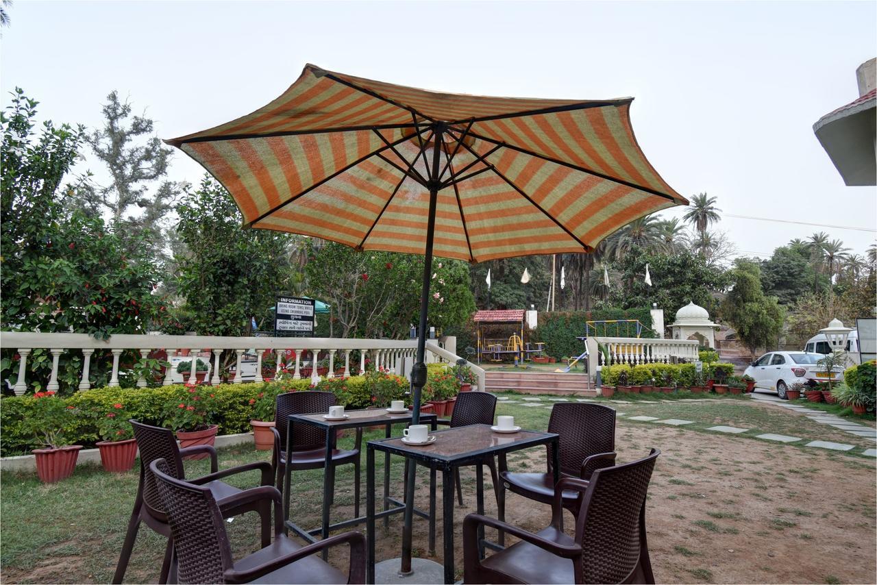 Hotel Savera Palace Mount Abu Esterno foto